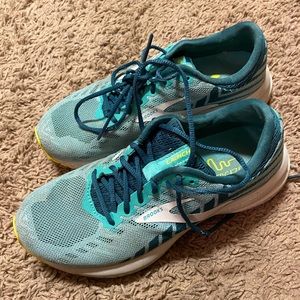 Size 6 women’s Brooks Launch